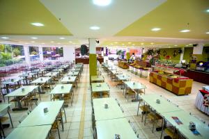 Restoran atau tempat lain untuk makan di Golden Dolphin Grand Hotel Oficial +11 gambar