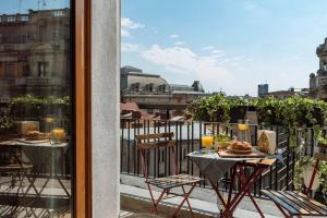 balcón con 2 mesas y sillas en Sunny 2BR Flat - Old Town View, en Bucarest