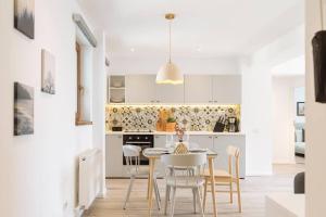 Una cocina y un comedor con mesa y sillas. en Sunny 2BR Flat - Old Town View, en Bucarest