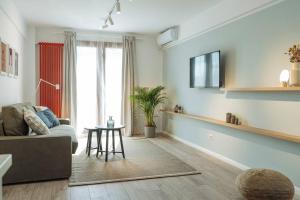 una sala de estar con un sofá y una mesa en Sunny 2BR Flat - Old Town View, en Bucarest