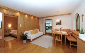 ein Wohnzimmer mit einem Tisch und einem Esszimmer in der Unterkunft Pension Matt in Schoppernau