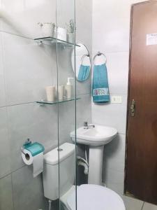 łazienka z toaletą i umywalką w obiekcie Aconchego na Capital do Forró - Térreo w mieście Caruaru