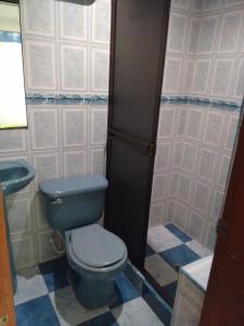 y baño con aseo azul y lavamanos. en Hotel Ejecutivo Imperial, en Bogotá