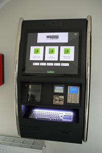 eine Geldautomat mit einem Bildschirm darüber in der Unterkunft City Pension Stadtlohn in Stadtlohn