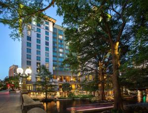 a city park with a fountain and trees at Hotel Contessa -Suites on the Riverwalk in San Antonio