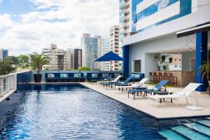 A piscina localizada em Golden Tulip Porto Vitória ou nos arredores