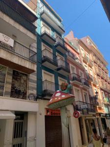 een gebouw met een paddenstoel paraplu buiten bij Mush Rooms Apartments in Alicante