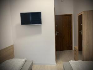 Telewizja i/lub zestaw kina domowego w obiekcie Hostel Sportowa