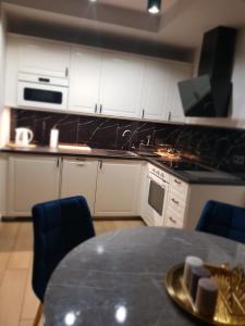 Kuchyňa alebo kuchynka v ubytovaní Apartament "OldMountain" Olimpijska 1C 1