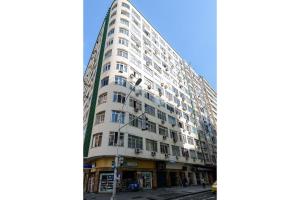 a tall white building on a city street at 2 Quartos em Copacabana c/ Vista-Mar | PJ 135/808 in Rio de Janeiro