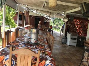 a kitchen with a table with plates and aperature at Rancho do Paollo in Pirenópolis