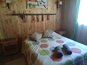 ein Schlafzimmer mit einem Bett mit zwei Kissen darauf in der Unterkunft Cabañas Wualmapu " acceso sólo vehiculos tipo camioneta, jeep o SUV" in Pucón