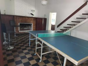 una mesa de ping pong en una sala con chimenea en Casa de Campo entera en 