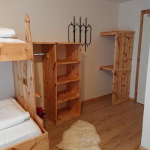 Łóżko lub łóżka w pokoju w obiekcie Alpenhostel "Das Besenhaus"