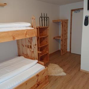 Łóżko lub łóżka w pokoju w obiekcie Alpenhostel "Das Besenhaus"