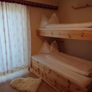 Łóżko lub łóżka w pokoju w obiekcie Alpenhostel "Das Besenhaus"