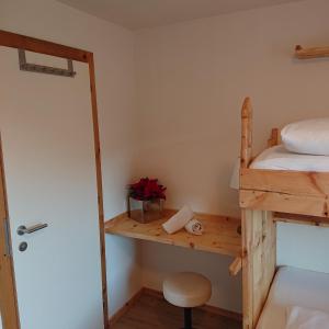 Łóżko lub łóżka w pokoju w obiekcie Alpenhostel "Das Besenhaus"