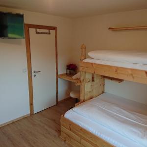 Łóżko lub łóżka w pokoju w obiekcie Alpenhostel "Das Besenhaus"