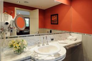 a bathroom with a sink and a mirror at Windsor Hotel in Córdoba