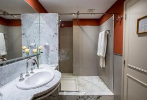 a bathroom with a sink and a shower at Windsor Hotel in Córdoba