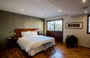 a bedroom with a large bed and a window at Windsor Hotel in Córdoba