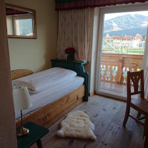 Łóżko lub łóżka w pokoju w obiekcie Alpenhostel "Das Besenhaus"