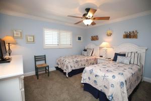 Een bed of bedden in een kamer bij Sandpiper Beach #405