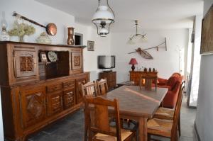 Vicdessos的住宿－La maison d'Inca，一间带木桌和椅子的用餐室