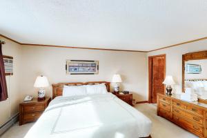 Cama ou camas em um quarto em The Lodge #23