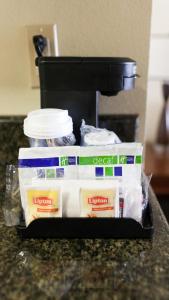 un recipiente de leche y otros artículos en un mostrador en Holiday Inn Express Turlock, an IHG Hotel, en Turlock