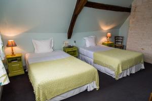 Tempat tidur dalam kamar di Relais de la Mothe