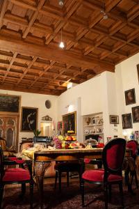 ボローニャにあるGran Suite Piazza Maggiore - T&T communicationsの大きなテーブルと椅子、天井が備わる客室です。
