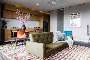 Coin salon dans l'établissement Nishi Apartments Eco Living by Ovolo