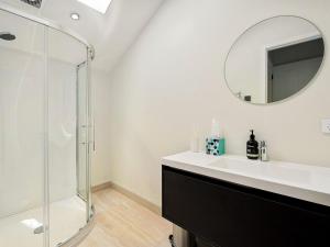 y baño con lavabo y espejo. en The Loft at Sicilian, en Queenstown