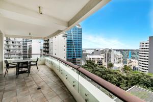 Un balcon sau o terasă la QV Central Upscale Apt in a Hotel Building-929