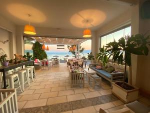 sala de estar con vistas al océano en Manios Suites en Agia Anna Naxos