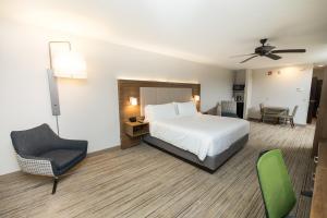 Tempat tidur dalam kamar di Holiday Inn Express Hotel & Suites Clinton, an IHG Hotel