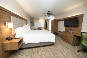 Tempat tidur dalam kamar di Holiday Inn Express Hotel & Suites Clinton, an IHG Hotel