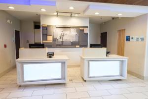 Area lobi atau resepsionis di Holiday Inn Express Hotel & Suites Clinton, an IHG Hotel