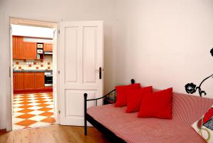 プラハにあるJust BE that´s enough!!の赤い枕が付いたベッドが備わる客室です。