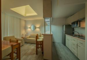 a kitchen and living room with a couch and a table at Suites Arquimedes 33 in Mexico City