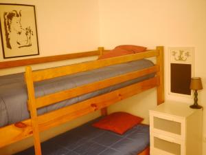 1 dormitorio con 2 literas en una habitación en Mas Franch, en Sant Miquel de la Pineda