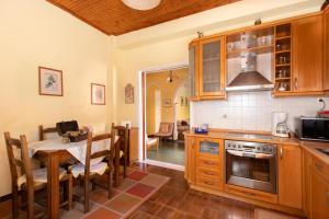 una cucina con tavolo e una sala da pranzo di ELENI'S TRADITIONAL HOUSE IN AGRAFI a Agrafoí