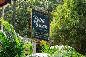 Sijil, anugerah, tanda atau dokumen lain yang dipamerkan di Point Break Santa Teresa