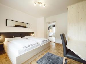 Een bed of bedden in een kamer bij Heritage Apartment in Eisenerz near Ski Area