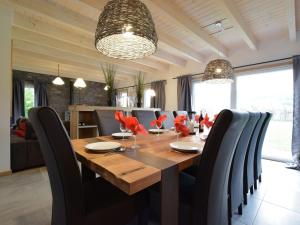 comedor con mesa de madera y sillas en Grandeur Villa with Sauna Jacuzzi in Durbuy en Durbuy