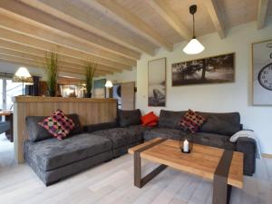 sala de estar con sofá y mesa de centro en Grandeur Villa with Sauna Jacuzzi in Durbuy en Durbuy
