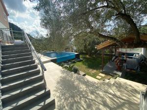 eine Treppe, die zu einem Pool im Hof führt in der Unterkunft Vila Ivka Gardens in Klek