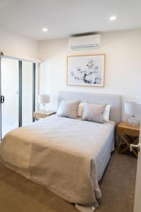 Un dormitorio con una cama grande y una ventana en Hidden Valley Resort en Wallan
