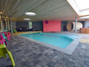 TroozにあるA House with pool sauna bubble bath billiardsの大きなスイミングプール(椅子付)